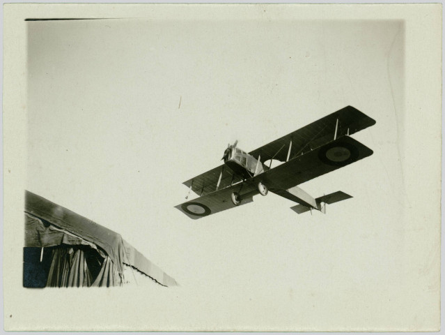 Photographie montrant un avion biplan de reconnaissance français DORAND AR. en vol