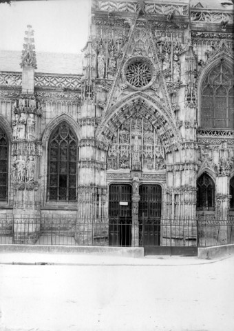 Eglise du Saint-Esprit à Rue, vue de détail : le portail