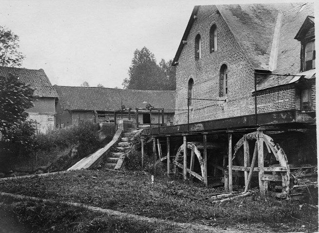 Le moulin à eau de Taussacq à Equennes-Eramecourt. Un moulin existait déjà sur ce site au XIIe siècle