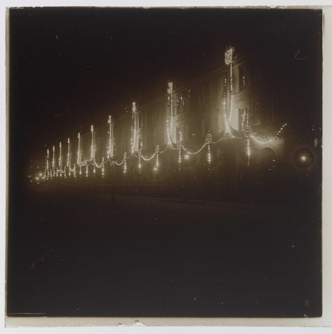 Fête de la Victoire. Illuminations dans un grand boulevard parisien
