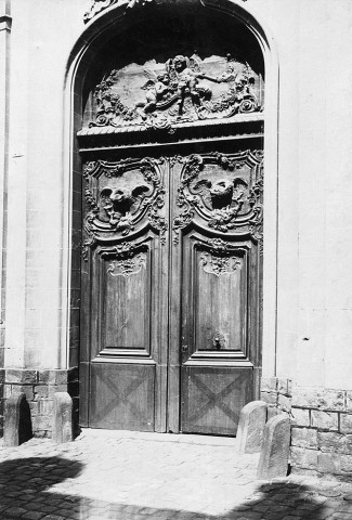 Rue Notre-Dame. Rue Notre Dame. Vue d'ensemble des sculptures ornant la porte, située au N°10