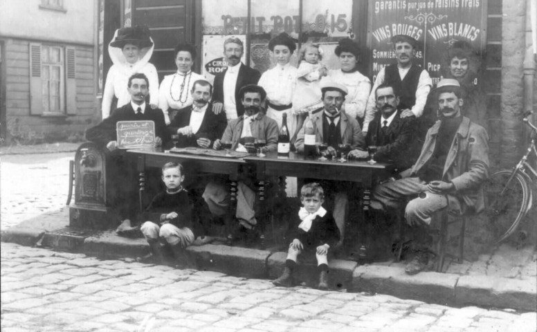 Portrait de personnages devant un cabaret