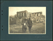 Soldats du 22e Régiment d'infanterie coloniale devant l'église d'Herbécourt (Somme) détruite par les bombardements