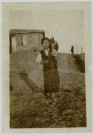 PHOTOGRAPHIE MONTRANT UNE FILLETTE AVEC UNE CRUCHE. SEPIA. PASSEE. MARCELLE TINAYRE (1870-1948). ECRIVAIN