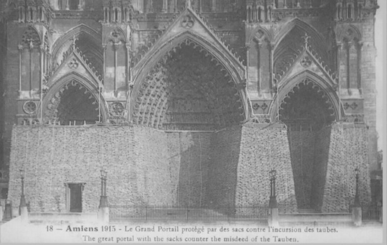 Amiens 1915 - Le grand portail protégé par des sacs contre l'incursion des taubes - The great portal with the sacks counter the misdeed of the tauben