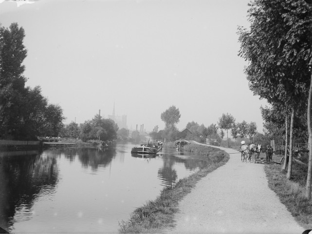 Un attelage tirant une péniche sur le canal de la Somme