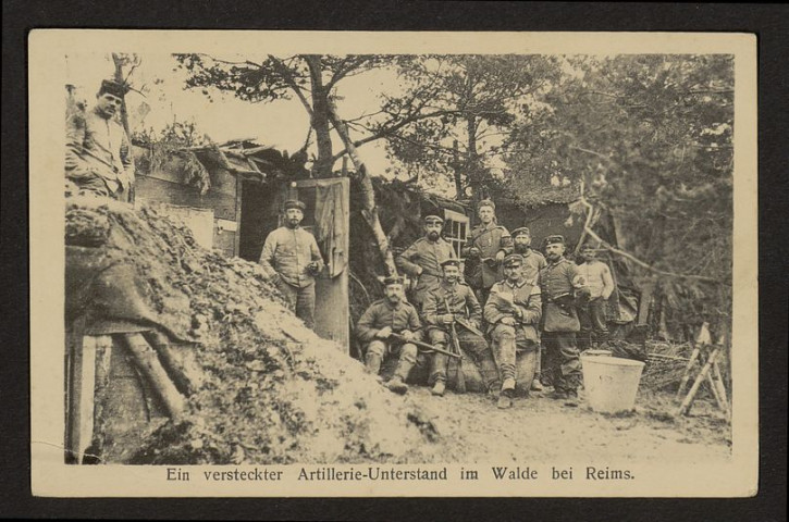 EIN VERSTECKTER ARTILLERIE-UNTERSTAND IM WALDE BEI REIMS. (Abri d'artillerie en forêt près de Reims)