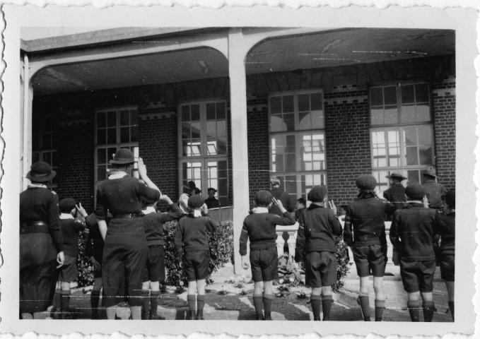 Guerre 1939-1945. Cérémonie et dépôt de gerbe par un mouvement scout après les bombardements de 1940