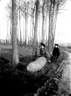 Paysage forestier. Portrait de deux femmes se promenant dans un bois