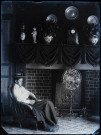 Martinsart (Somme). Intérieur de la maison de la famille Danel. Portrait d'une femme assise devant une cheminée richement décorée