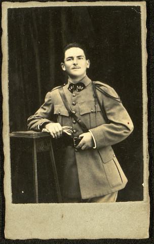 Photographie studio d'un jeune soldat du 101e Régiment d'Infanterie