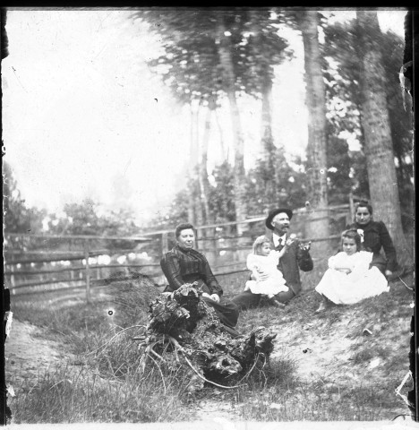 Scène familiale. La famille Ricquier dans une prairie