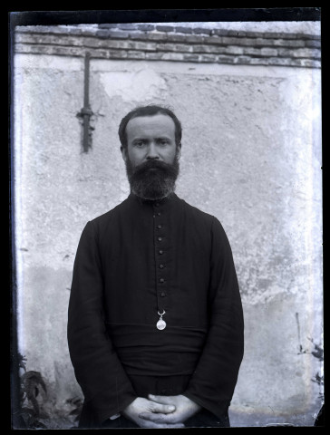 Portrait d'un prêtre barbu