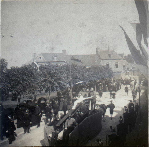 Procession à Rue. Le Christ gardé par les marins