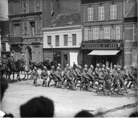 Fin août-début septembre 1914, militaires allemands défilant à Amiens, rue Jules Barni (devant la Boucherie Anne)