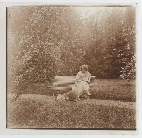 Femme assise sur un banc