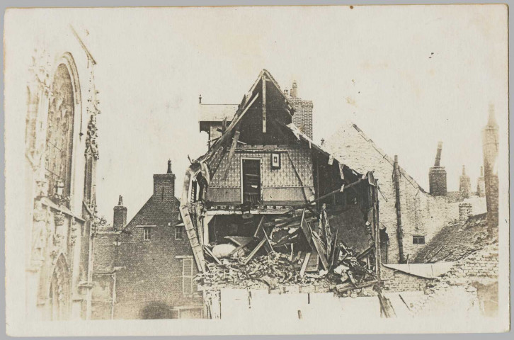 CARTE PHOTO MONTRANT UNE MAISON EN RUINES. EGLISE DANS L'ANGLE GAUCHE DE LA PHOTOGRAPHIE