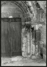 Couloisy. Détail du pied-droit méridional du portail de l'église