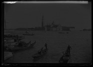 [Venise : gondoles sur le grand canal. Vue du Campanile]