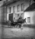 Scène villageoise. Portrait d'une fillette et son âne attelé à une carriole, tirant l'orgue de barbarie