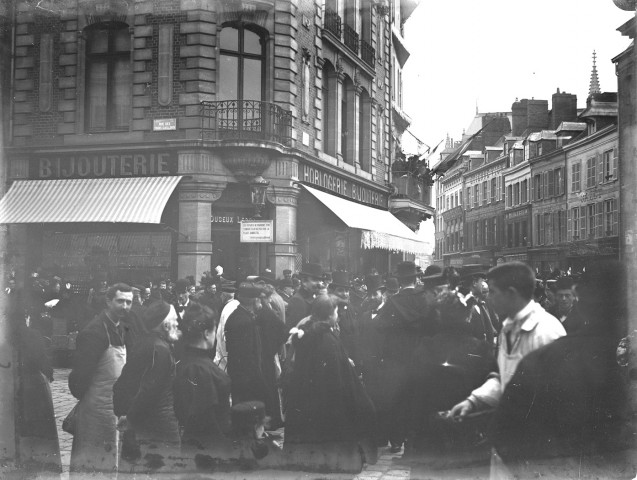 Amiens. Rue des Trois Cailloux. Un attroupement, vers 1899, devant la Bijouterie-Horlogerie DUCLEUX