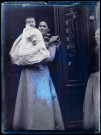 Martinsart (Somme). Une femme tenant un bébé dans les bras
