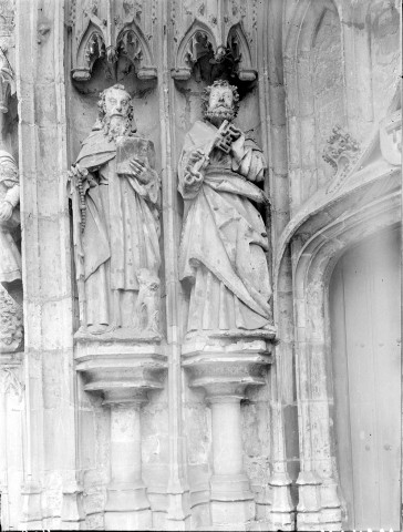 Eglise, deux statues du portail