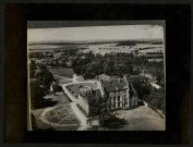 Fresneaux-Montchevreuil. Vue aérienne du château depuis le jardin