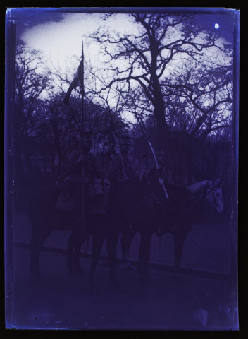 [Trois chasseurs à cheval dont un porte étendard, lors d'une revue militaire à Amiens]