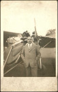 Aérodrome de Dury. Robert Gourveneur posant devant un avion Potez