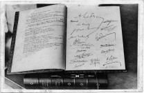 Le livre d'or de l'inauguration des Hospices d'Albert, le 1er août 1932, portant les signatures d'Albert Lebrun, Edouard Herriot, Paul Boncour, et Henri Potez
