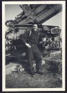 Un homme en uniforme posant devant un canon allemand antiaérien de 88 mm