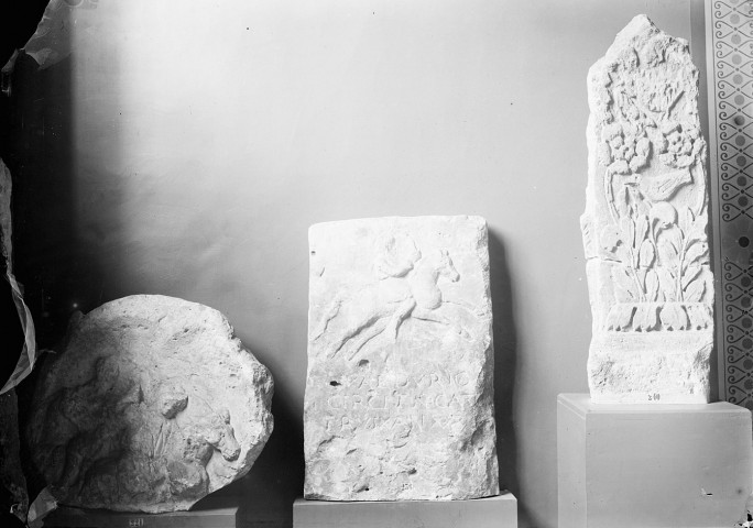 Musée de Picardie. Fragment de stalles Gallo-romaine : "deux cavalier" "cavalier au galop" "gilastre"