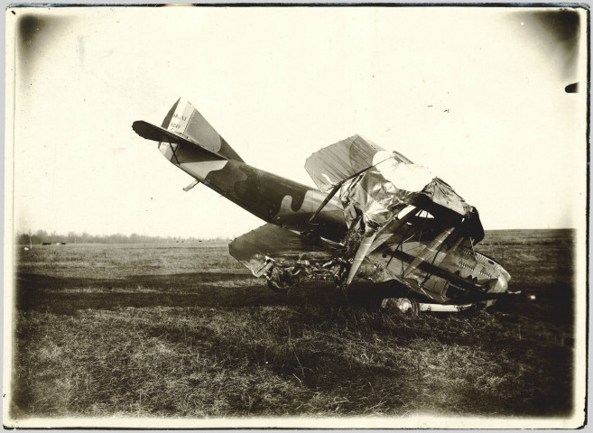 Photographie montrant un avion de reconnaissance français biplan SPAD 11, écrasé au sol. Ayant appartenu à Mr Langenfeld