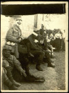 Forceville (Somme), 15 juin 1915. Cinq prisonniers boches et blessés français au combat d'Hétuberne (Pas-de-Calais)