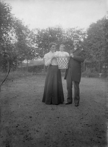 Un couple avec leur enfant
