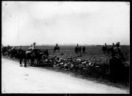Halte d'une patrouille de cavalerie près d'Amiens le 30 août 1914