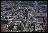 Amiens. Vue aérienne. La Tour Perret, la gare, le garage Citroën, la cathédrale Notre-Dame