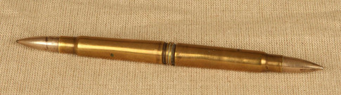 Porte-plume fabriqué par Robert Noroy à partir de deux balles de fusil
