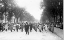 Défilé des enfants sur le boulevard du Mail lors de la fête de la Reconnaissance