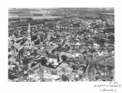 Albert. Vue aérienne de la commune d'Albert, la place d'armes, la basilique Notre-Dame