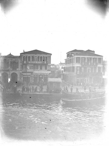 Vue d'un port en Turquie ou en Grèce. Les bords du canal