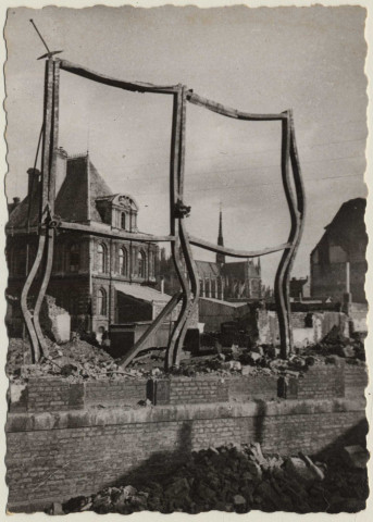 Amiens. La cathédrale se dresse parmi les ruines après les bombardements de 1940