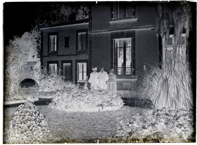 Façade arrière d'une maison. Jardin