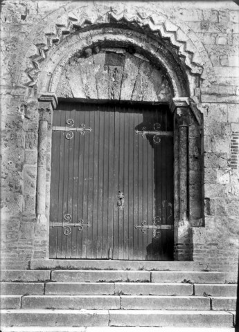Eglise d'Oisemont, vue de détail : le portail sculpté