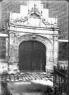 Eglise de Beuvraignes, vue de détail : le portail sculpté