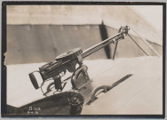 Photographie montrant une mitrailleuse montée sur un avion NIEUPORT 10
