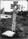 Une croix de grès, érigée dans un cimetière