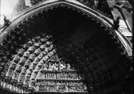 Cathédrale d'Amiens, vue de détail : les sculptures au tympan du portail central