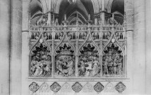 Cathédrale, vue intérieure : détail des bas-reliefs du tour de choeur